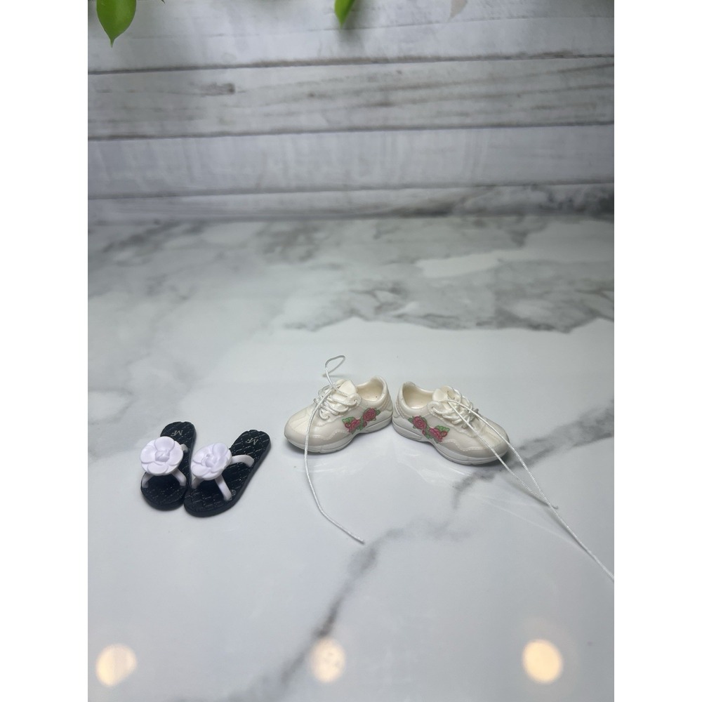 Zuru Mini Brands Fashion Series 3  Black Flip Flops w/ White Flower Rose Sneaker